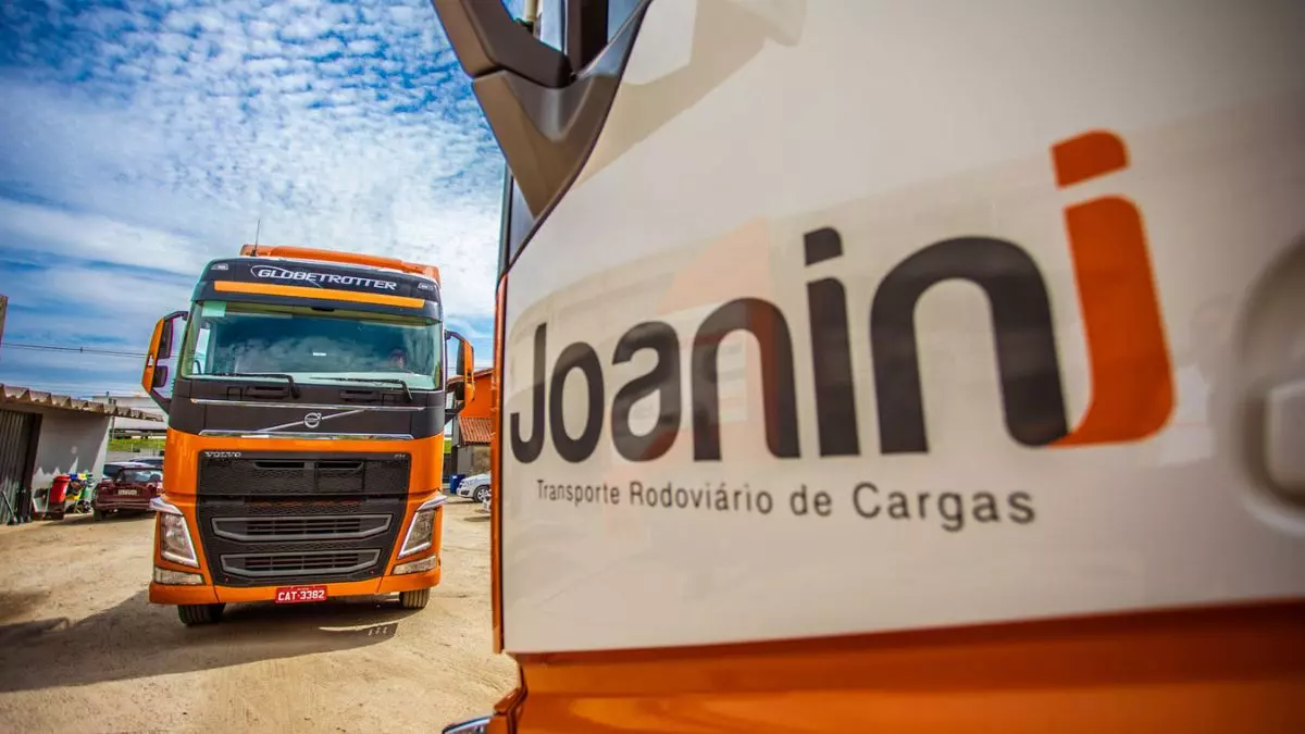 A foto mostra uma frota de caminhões da Joanini Transportes