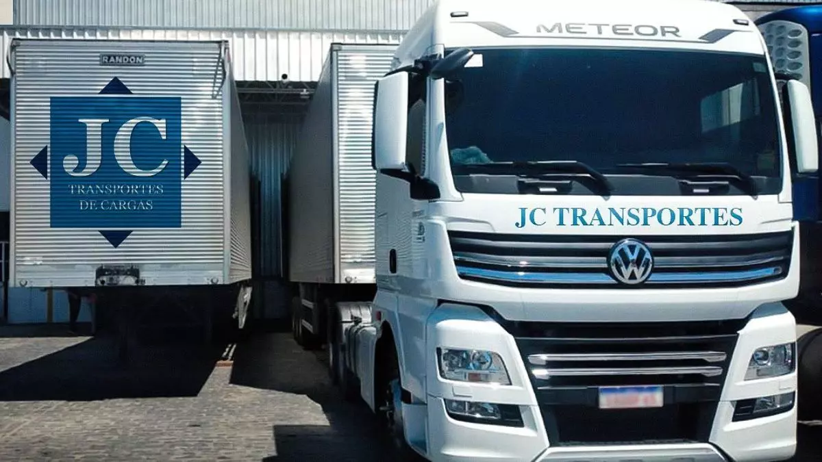 A foto mostra uma frota de carretas da JC Transportes