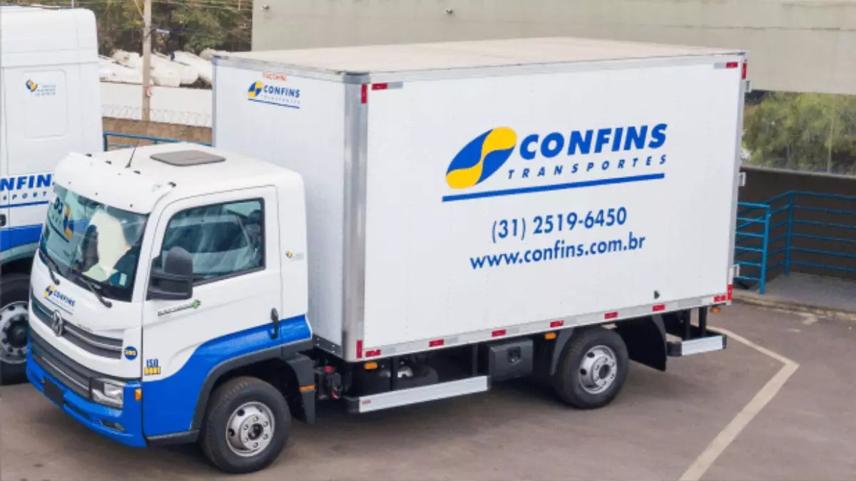 A foto mostra um caminhão 3/4 da Confins Transportes