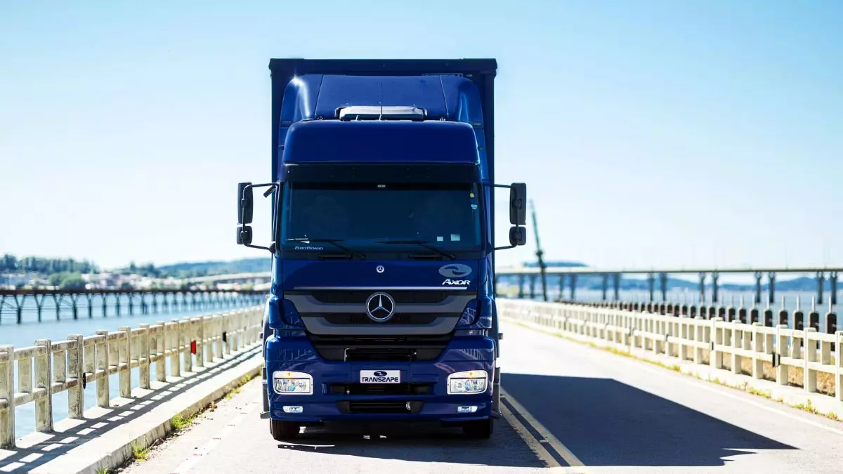 A foto mostra uma carreta da Transzape