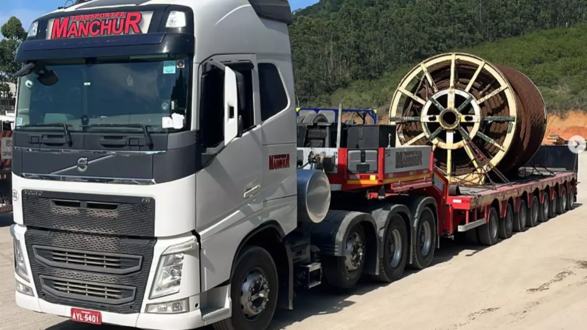 A foto mostra uma carreta da Transportes Manchur