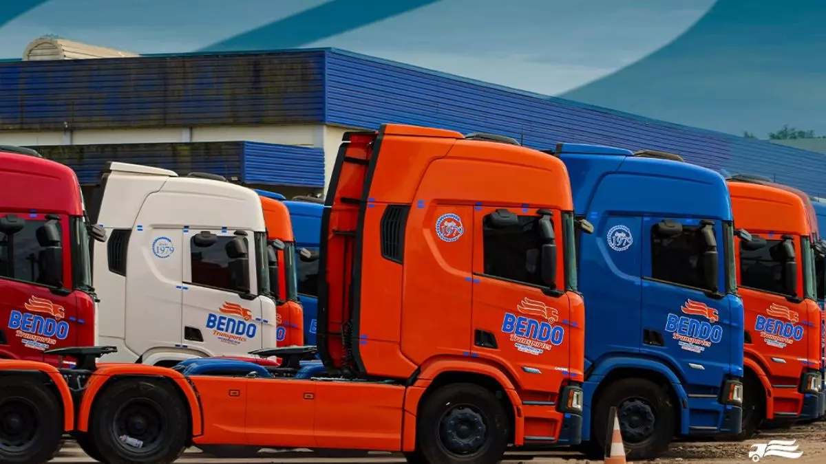 A foto mostra uma frota de caminhões da Bendo Transportes