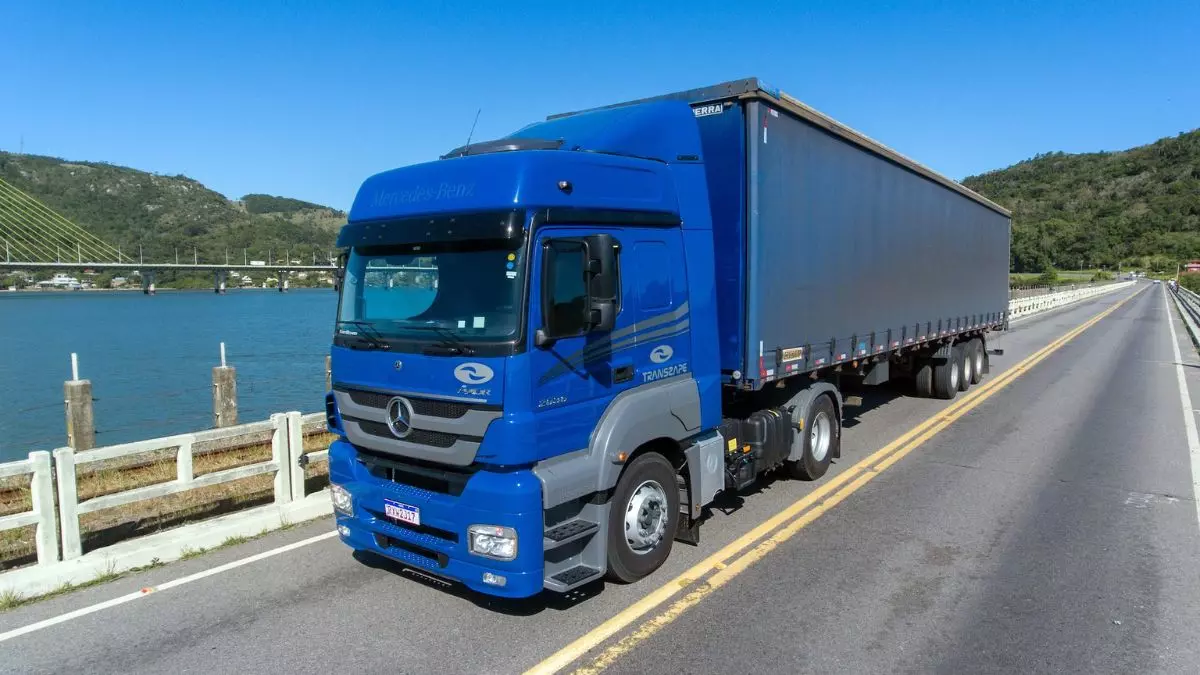 A foto mostra uma carreta da Transzape