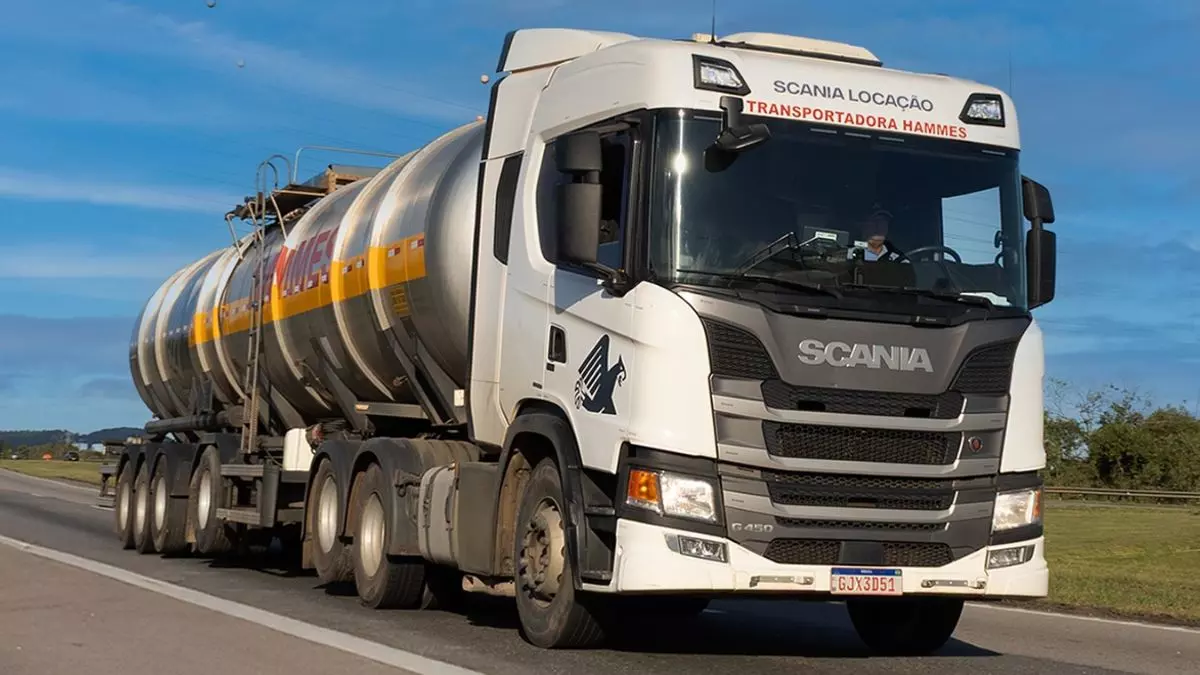 A foto mostra uma carreta da Transportadora Hammes