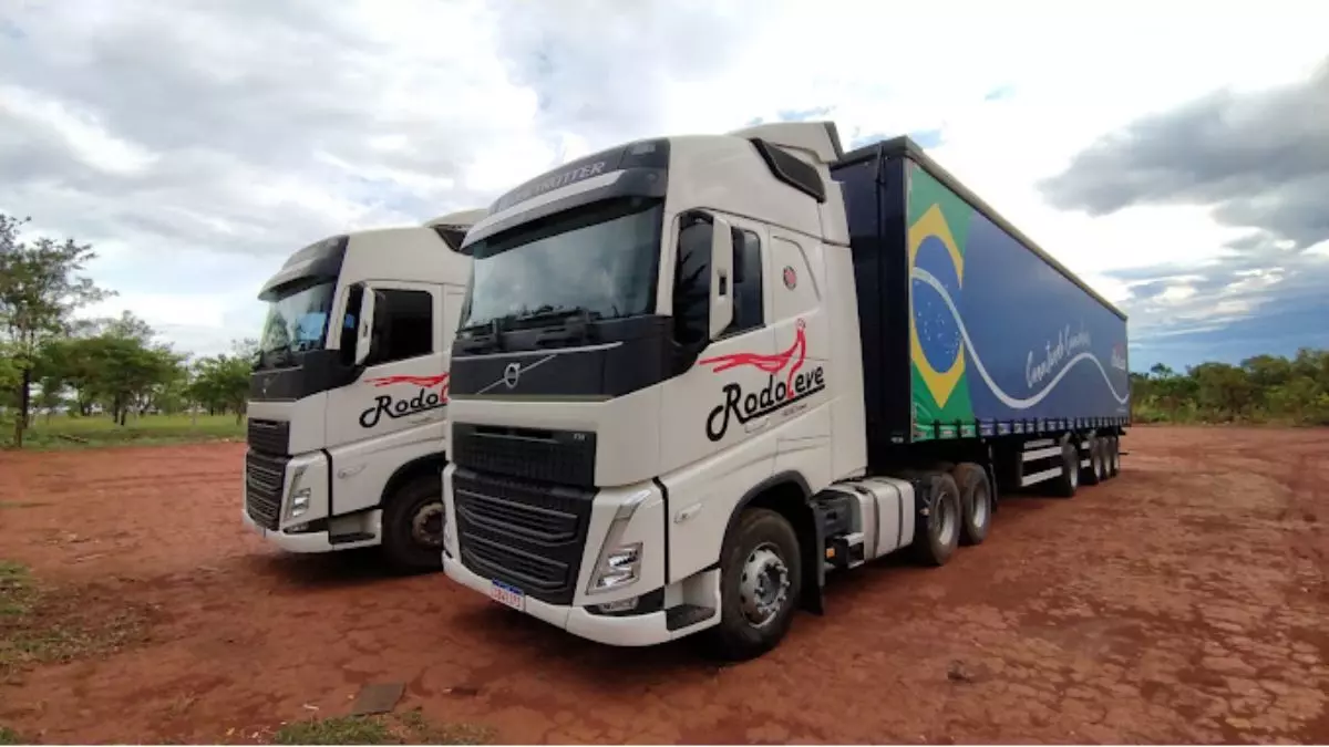 A foto mostra duas carretas da Rodoleve Transportes
