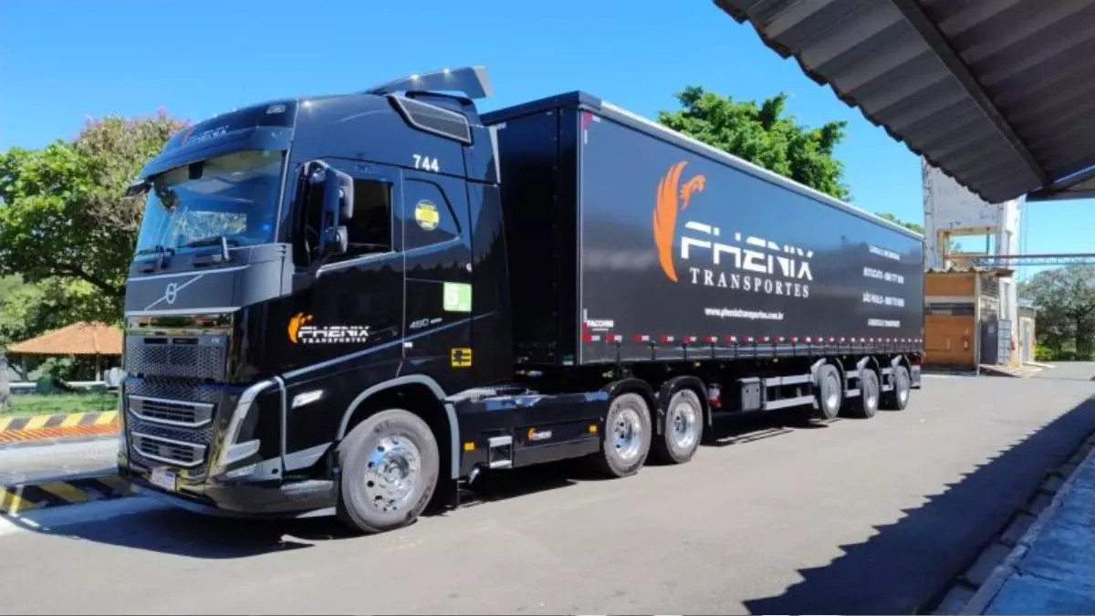 A foto mostra uma carreta da Phenix Transportes
