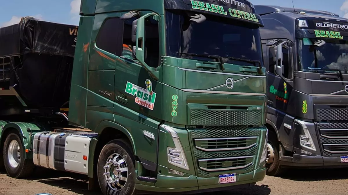 A foto mostra um caminhão da Transportadora Brasil Central