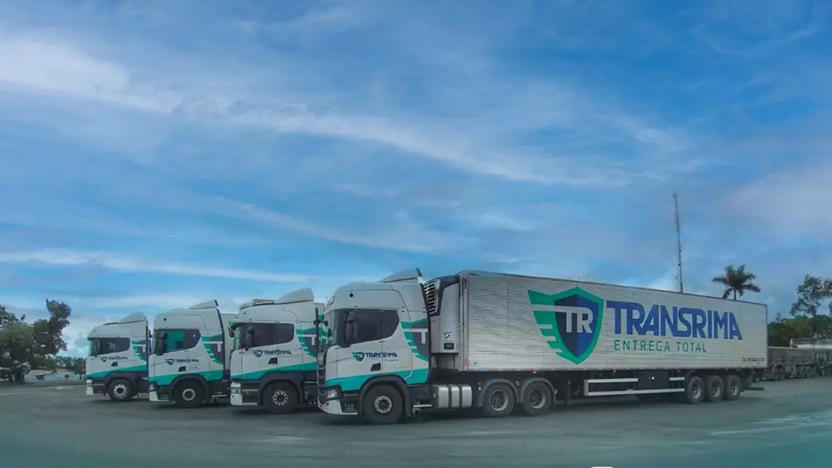 A foto mostra uma frota de carretas da Transrima