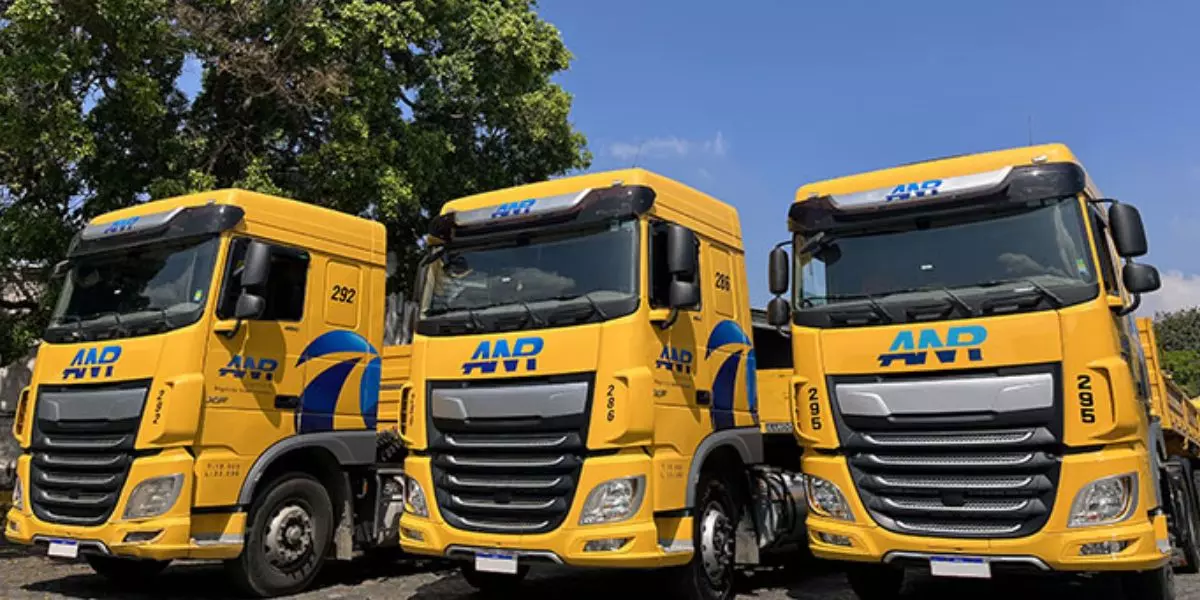 A foto mostra uma frota de caminhões da ANR Transportes