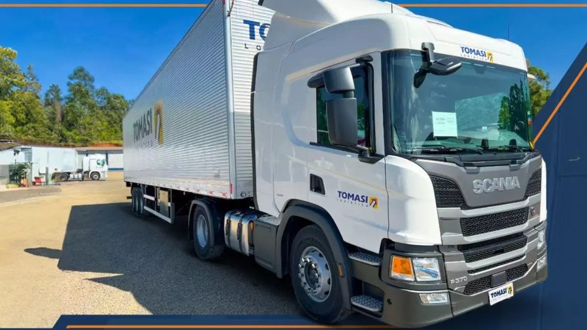 A foto mostra uma carreta da Tomasi Logística