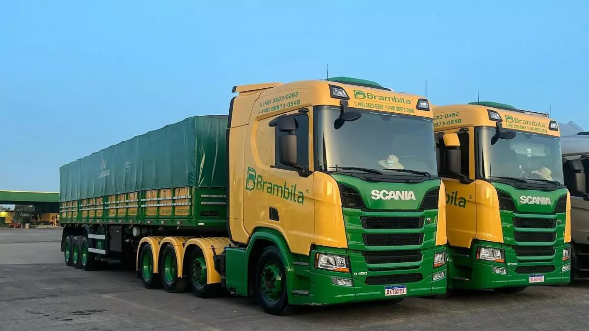 A foto mostra duas carretas da Brambila Transportes