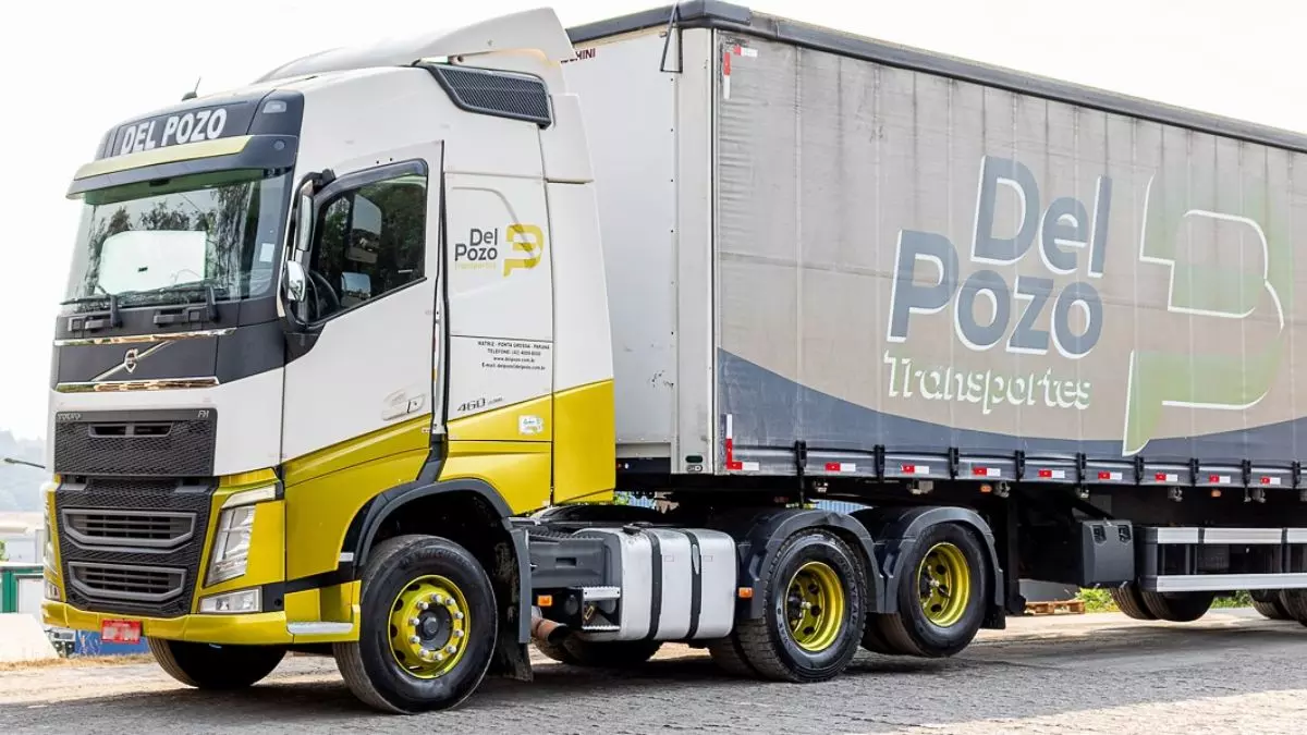 A foto mostra uma carreta da Del Pozo Transportes