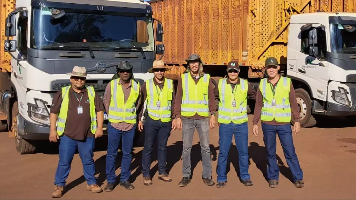 A foto mostra frota de caminhões e motoristas da NovAmérica
