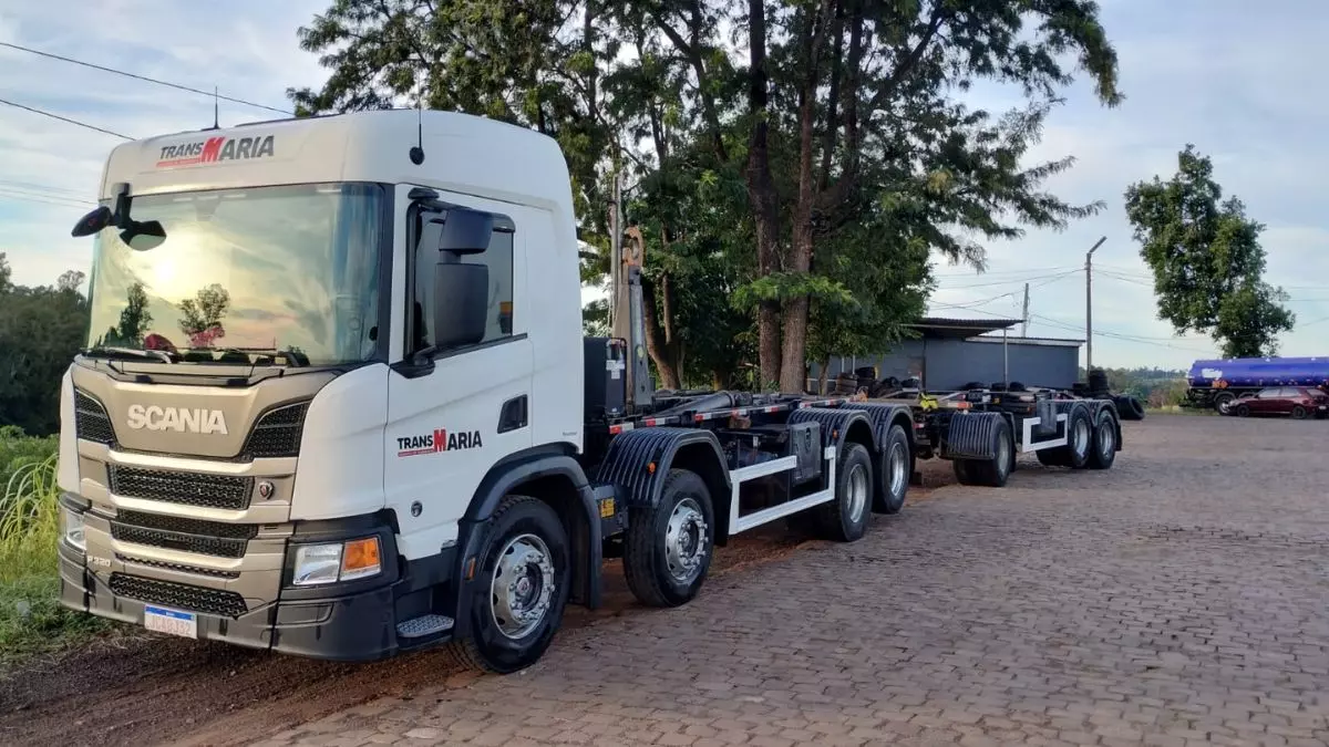 A foto mostra um caminhão Romeu e Julieta da TransMaria