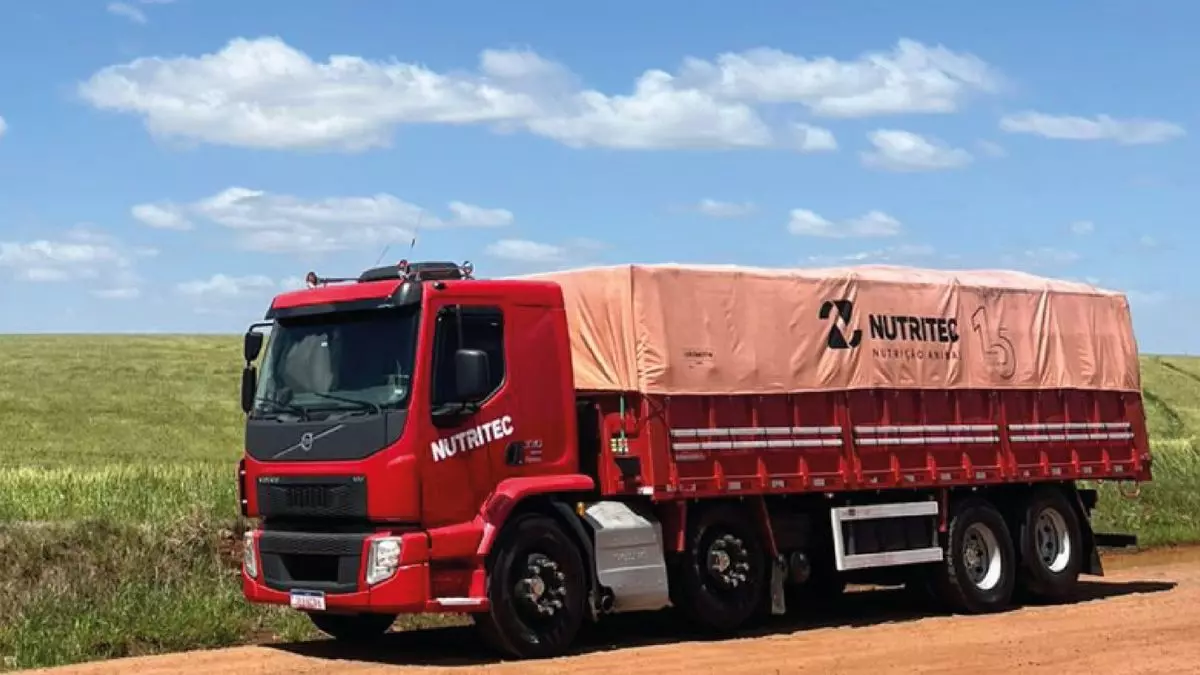 A foto mostra um caminhão bitruck da Nutritec