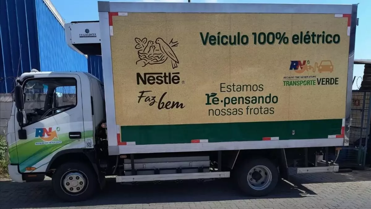 A foto mostra um caminhão truck da RN Logística