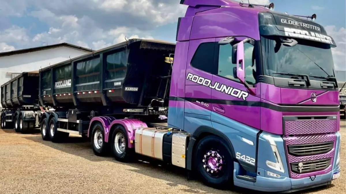 A foto mostra uma carreta da Rodojúnior Transportes
