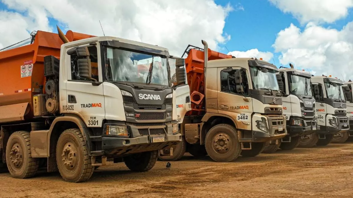 A foto mostra uma frota de caminhões da TRADIMAQ