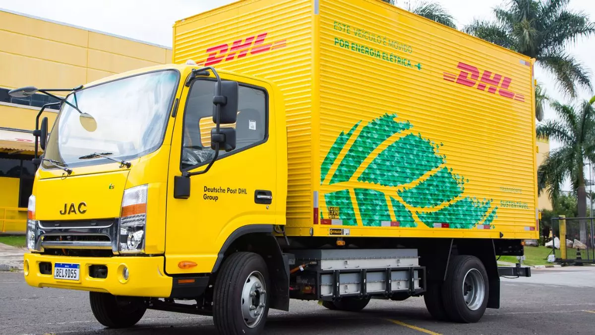 A foto mostra 1 caminhão da DHL Health