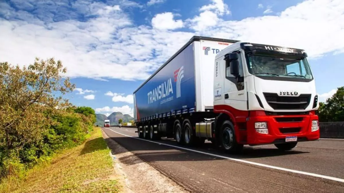 A foto mostra uma carreta da Transilva