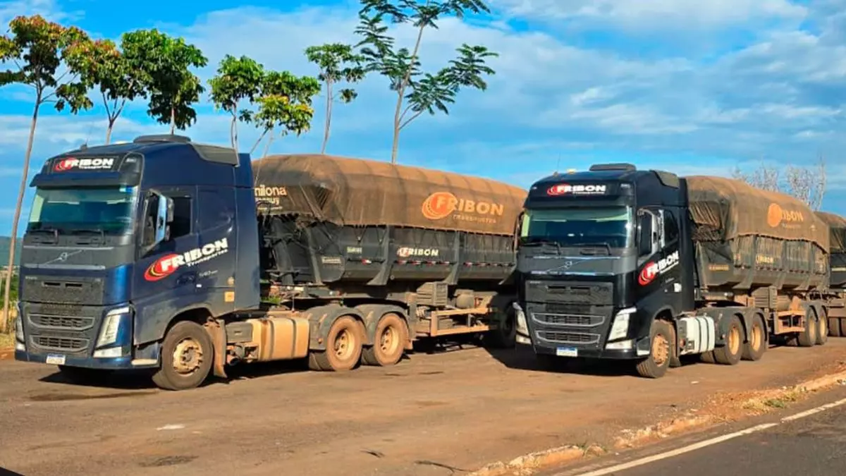A foto mostra duas carretas da Fribon Transportes