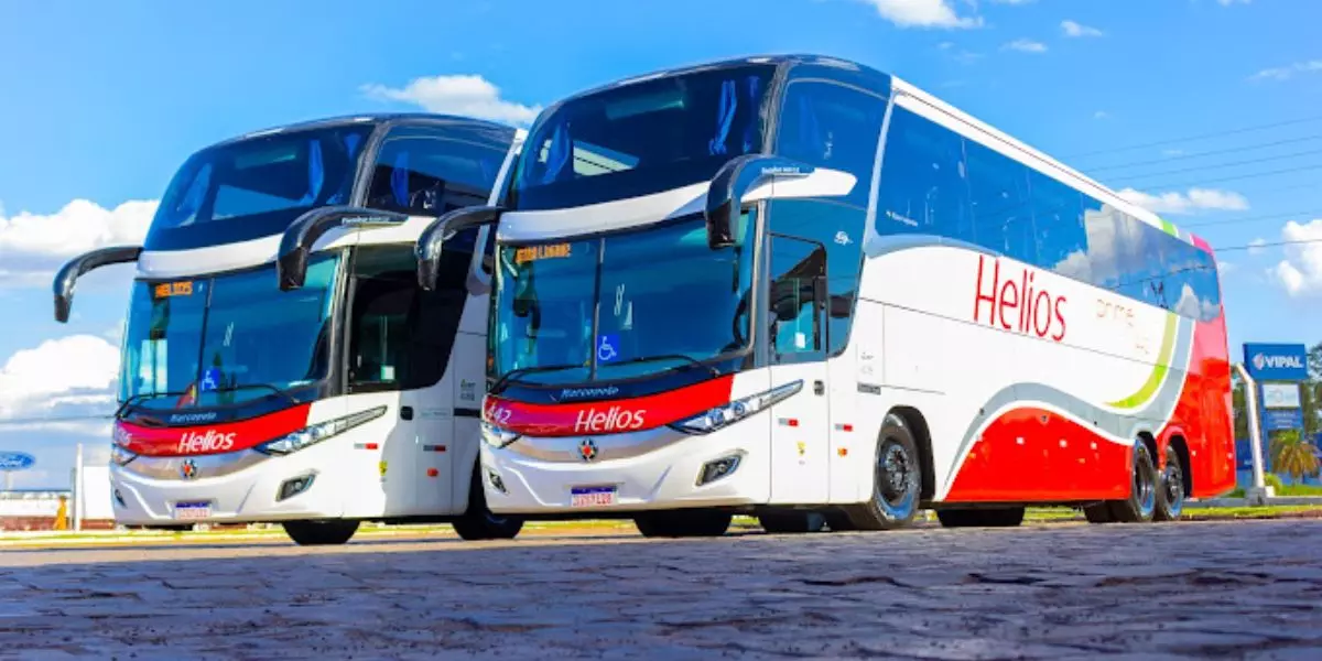 A foto mostra 2 ônibus da Helios Coletivos e Cargas