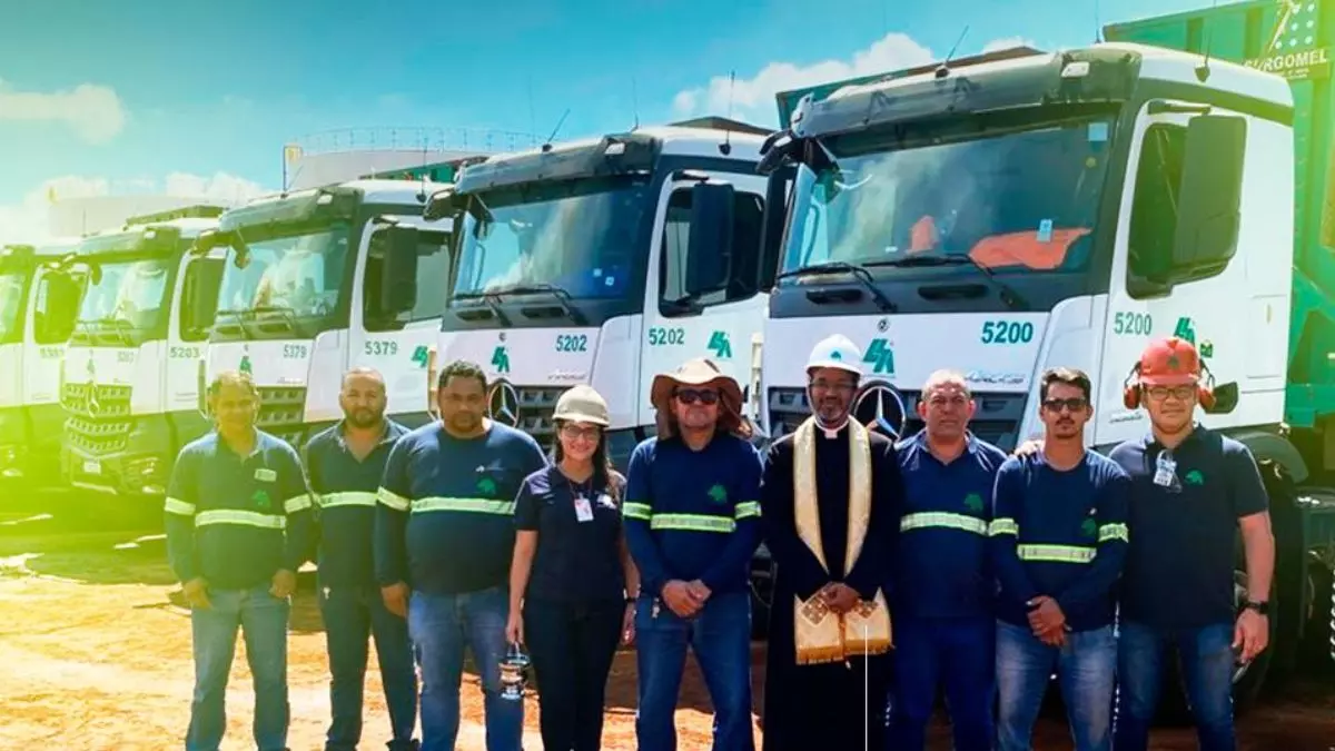 A foto mostra uma frota de caminhões e motoristas da Usina Santo Ângelo                                                