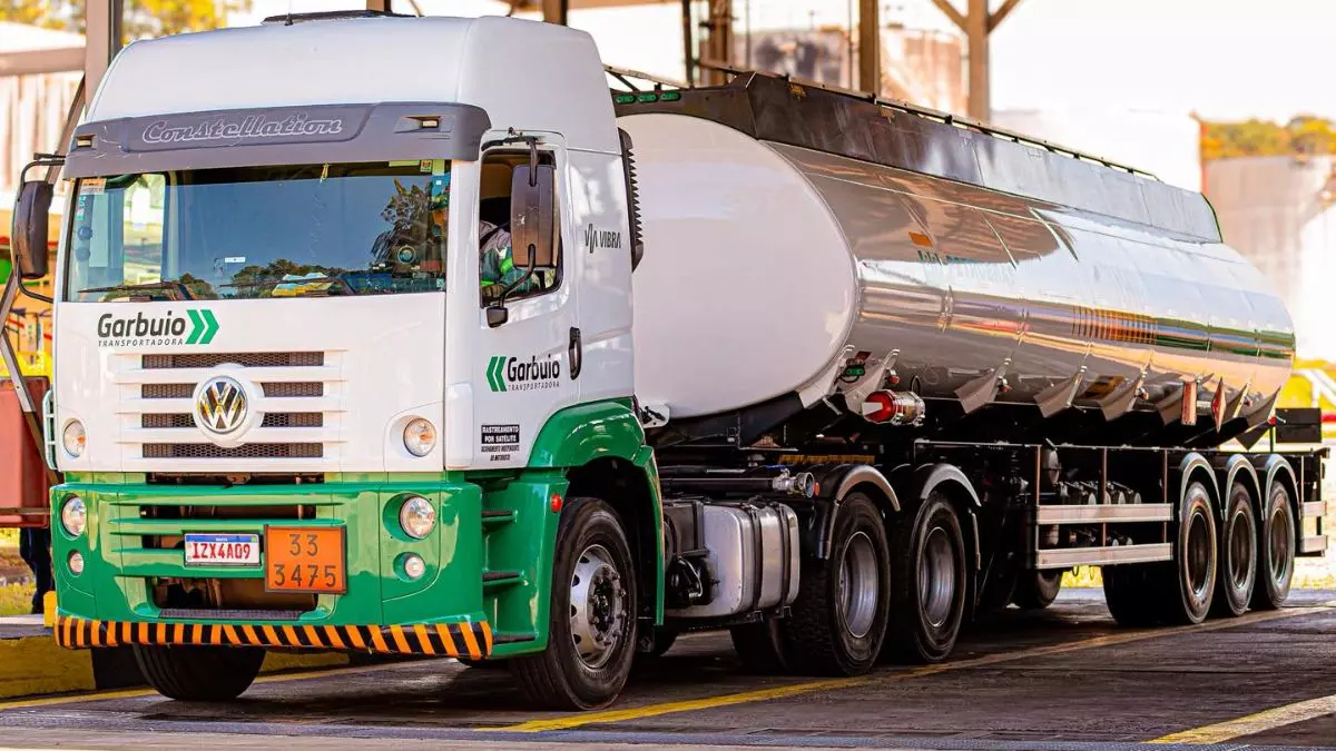 A foto mostra uma carreta da Garbuio Transportadora