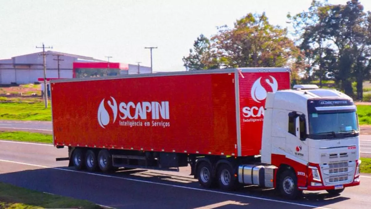A foto mostra uma carreta da Scapini Transportes