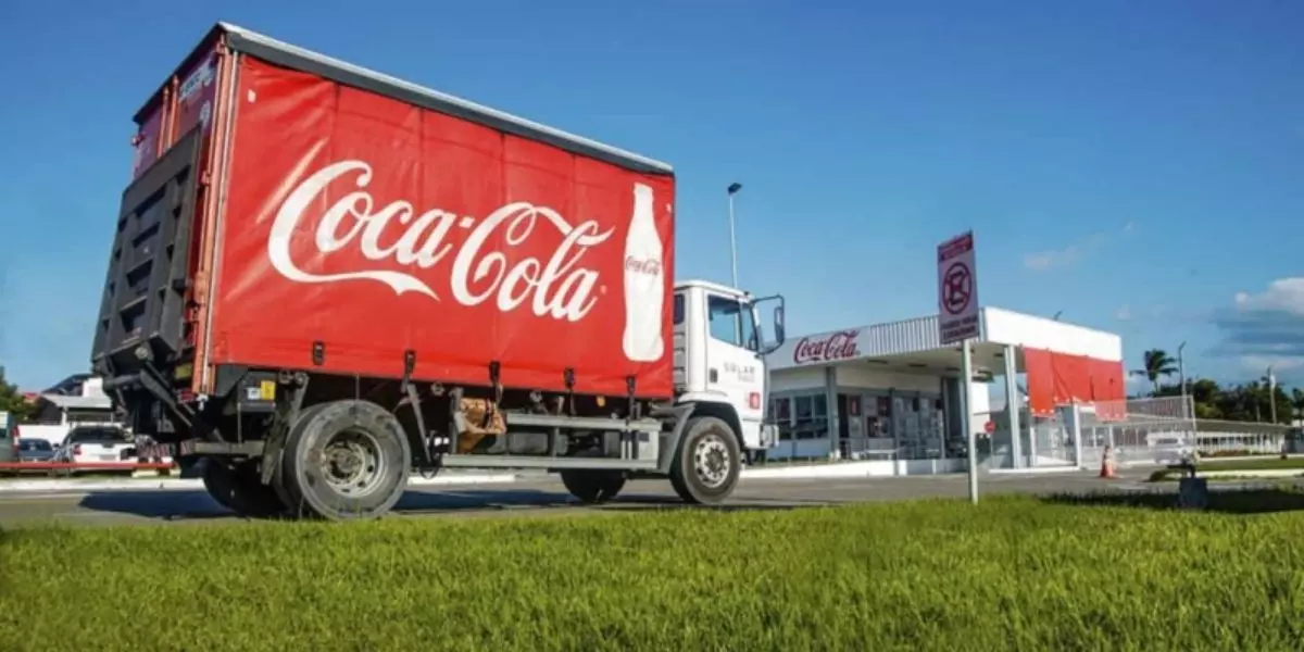 A foto mostra um caminhão da Coca-Cola Bandeirantes