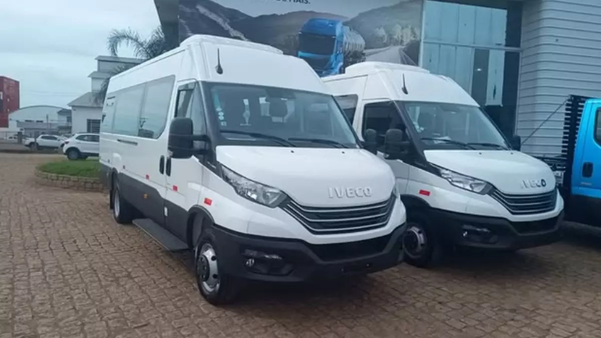 A foto mostra uma frota de vans da Trans Pinho