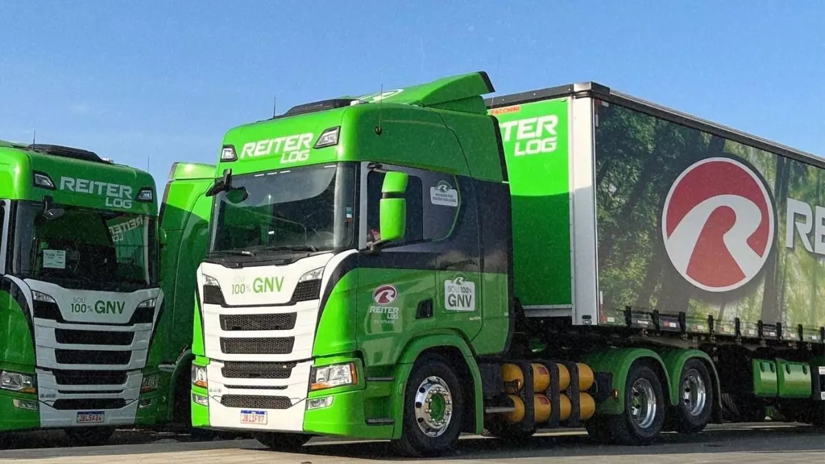 A foto mostra 2 carretas da Reiter Transportes