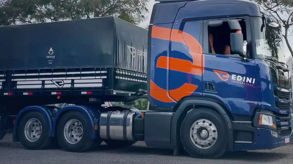 A foto mostra uma carreta da Edini Transportes