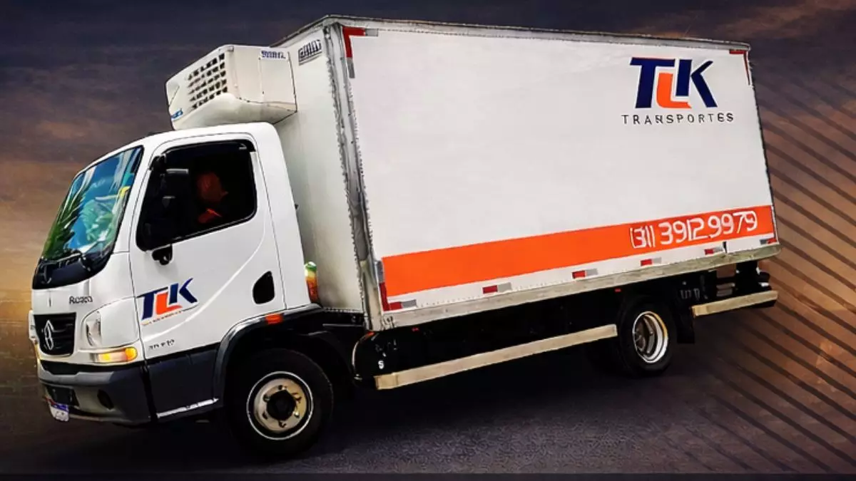 A foto mostra um caminhão da TLK Transportes