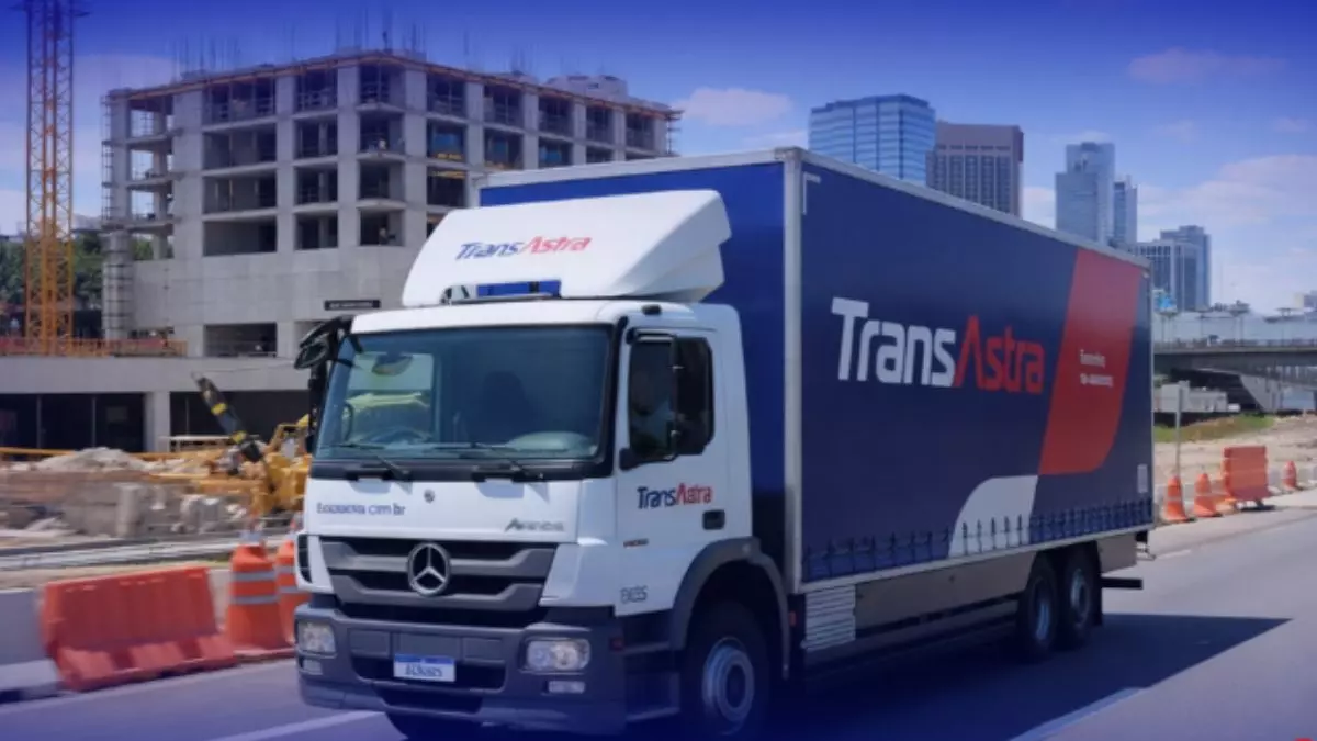 A foto mostra um caminhão TransAstra