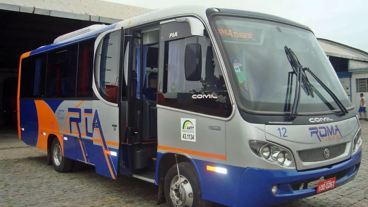 A foto mostra um micro-ônibus da Roma Transportes