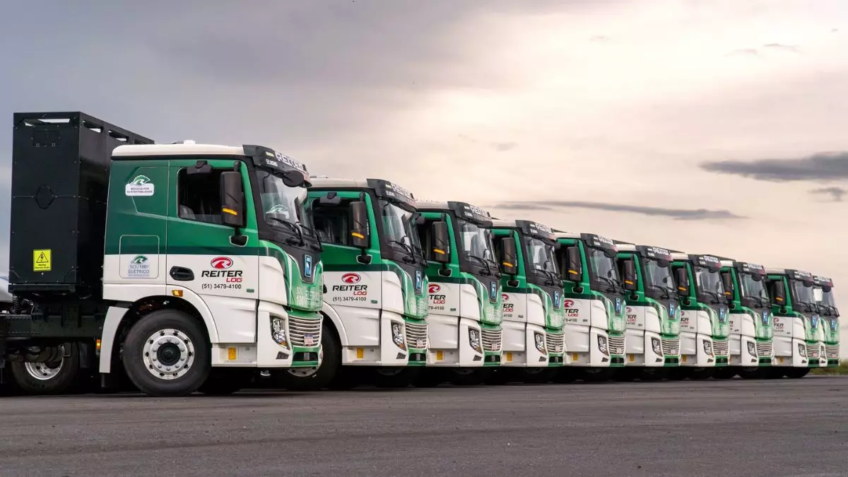 A foto mostra uma frota da Reiter Transportes e Logística