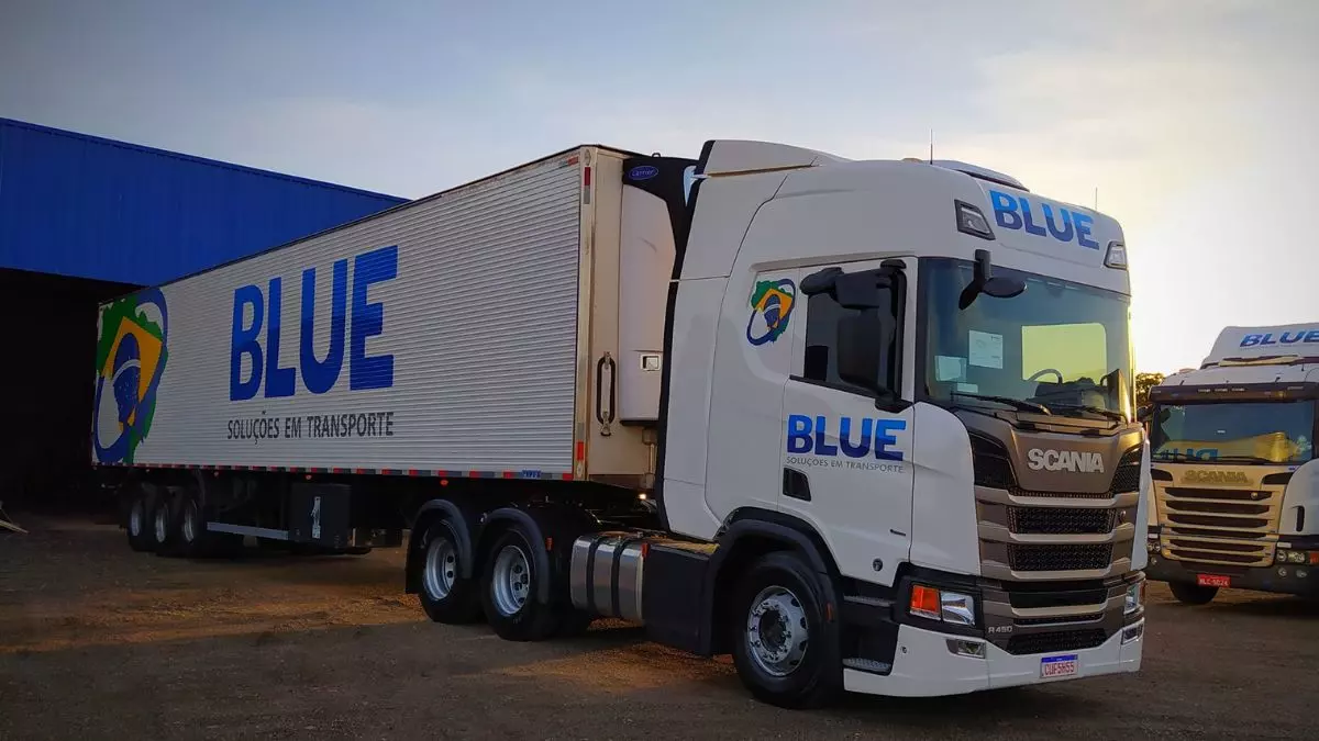 A foto mostra uma carreta da Blue Transportes