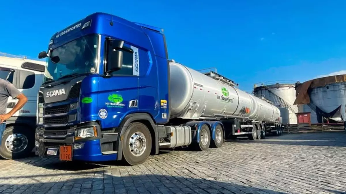 A foto mostra uma carreta da HS Transportes