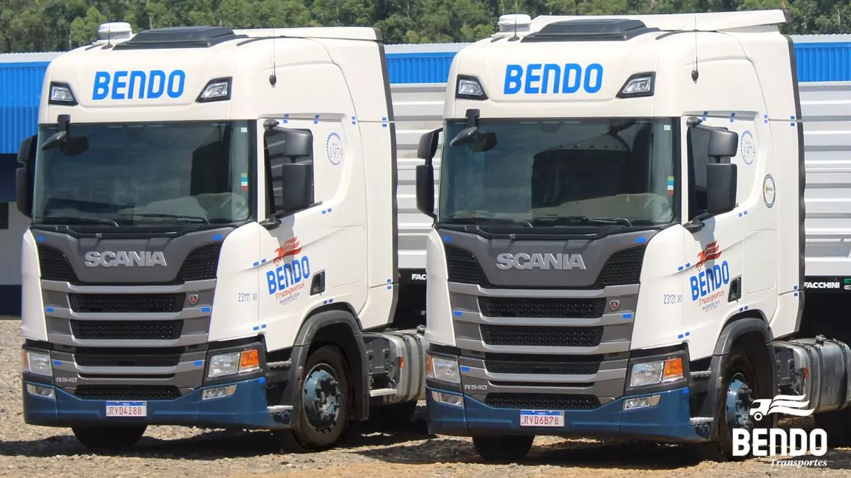 A foto mostra 2 caminhões da Bendo Transportes