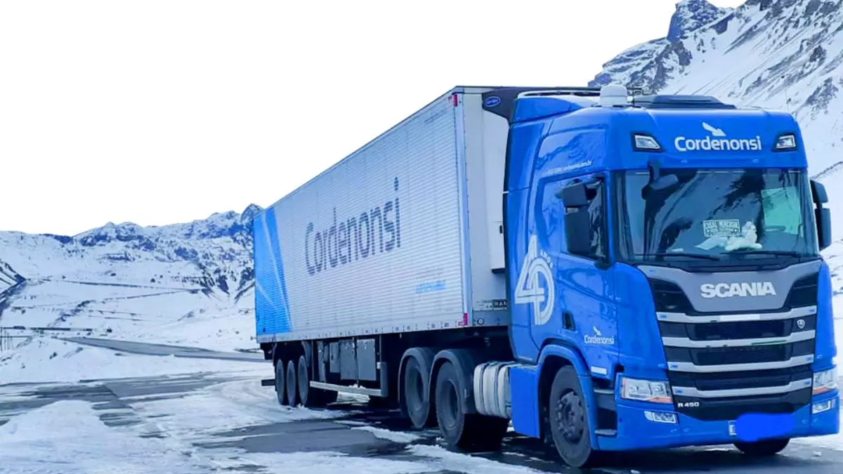 A foto mostra uma carreta da Cordenonsi na neve