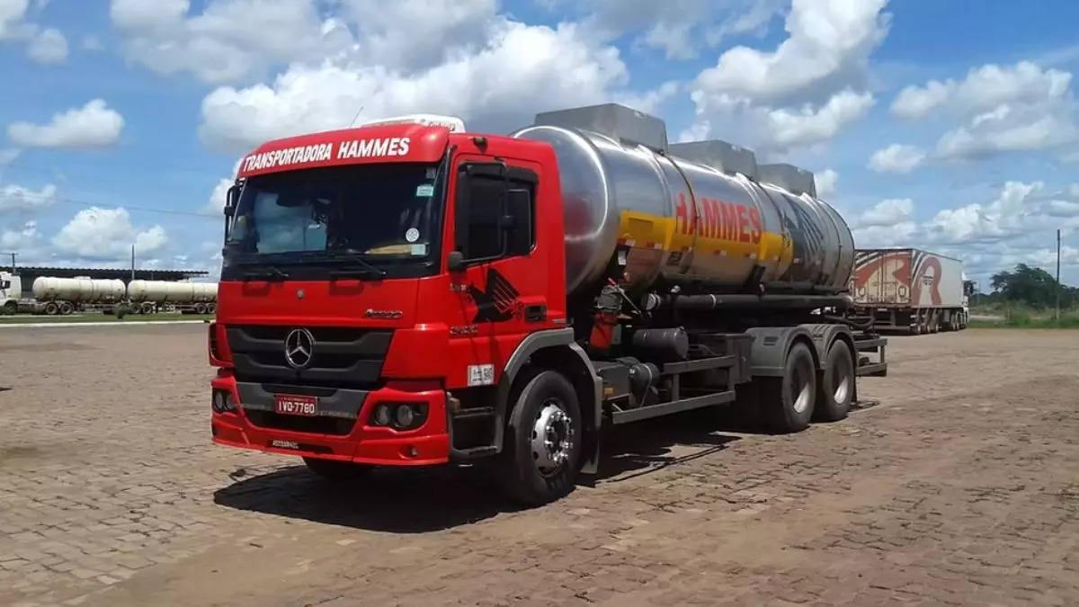 A foto mostra um caminhão truck da Transportadora Hammes