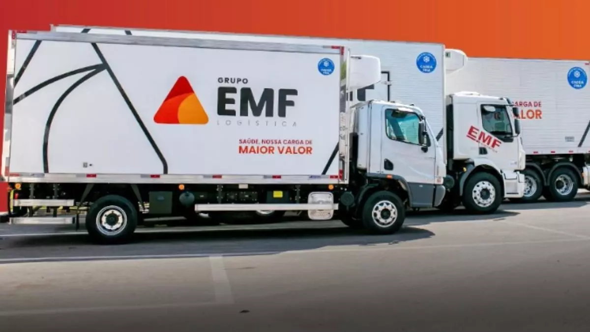 A foto mostra uma frota de caminhões e carreta do Grupo EMF