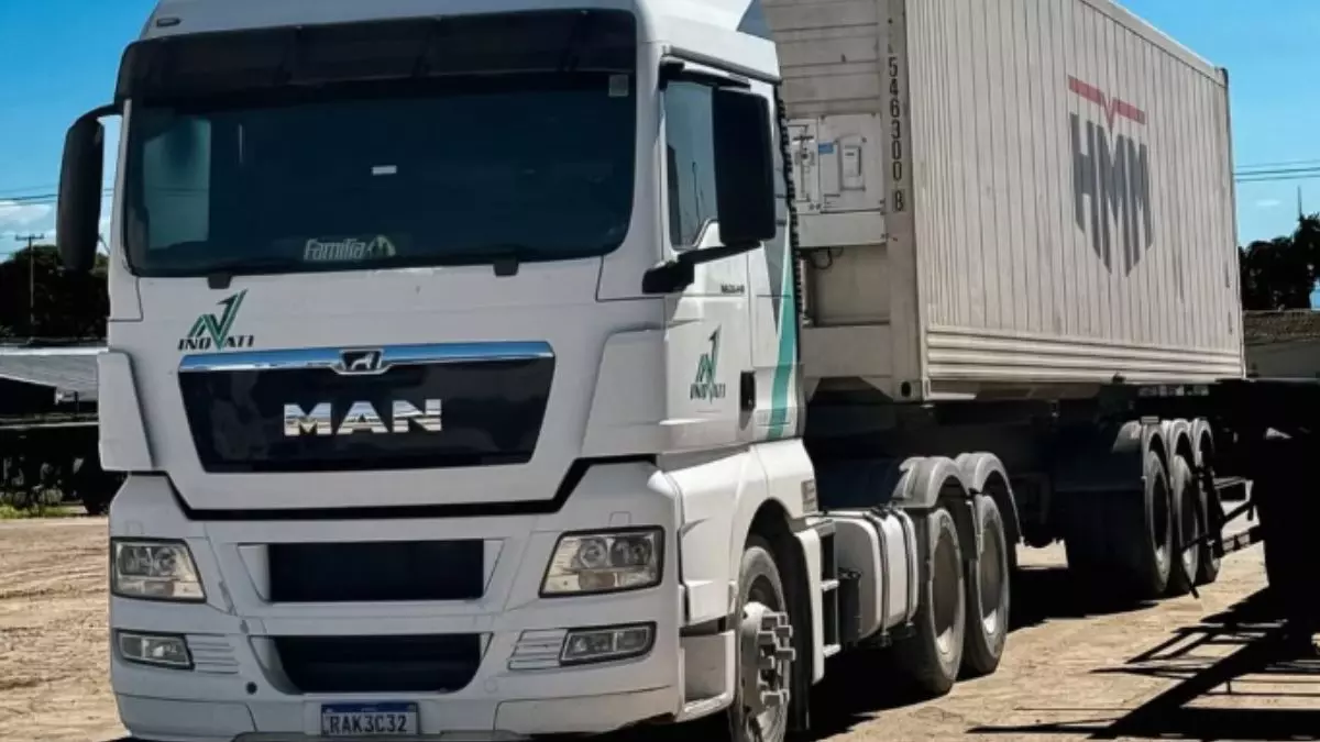 A foto mostra uma carreta da Inovati Transportes