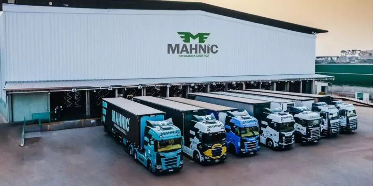 A foto mostra uma frota da Mahnic Logística