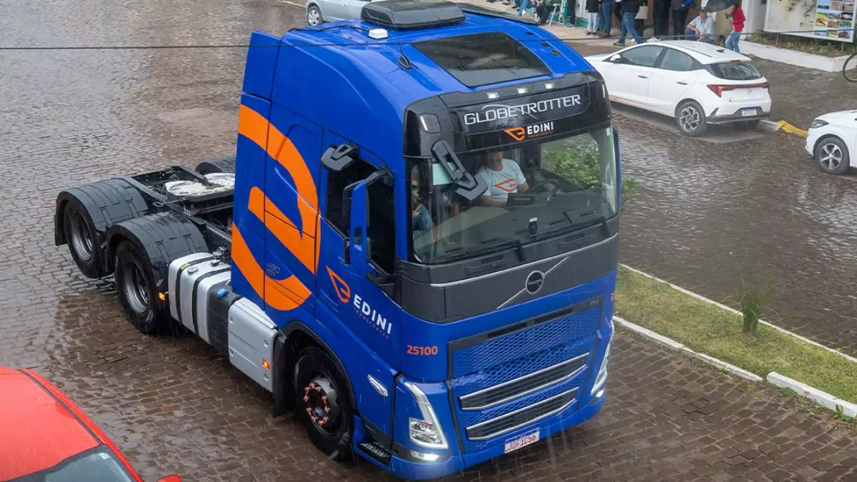 A foto mostra um caminhão da Edini Transportes