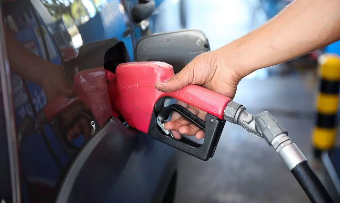 Petroleiros aprovam medida que barateia preço dos combustíveis