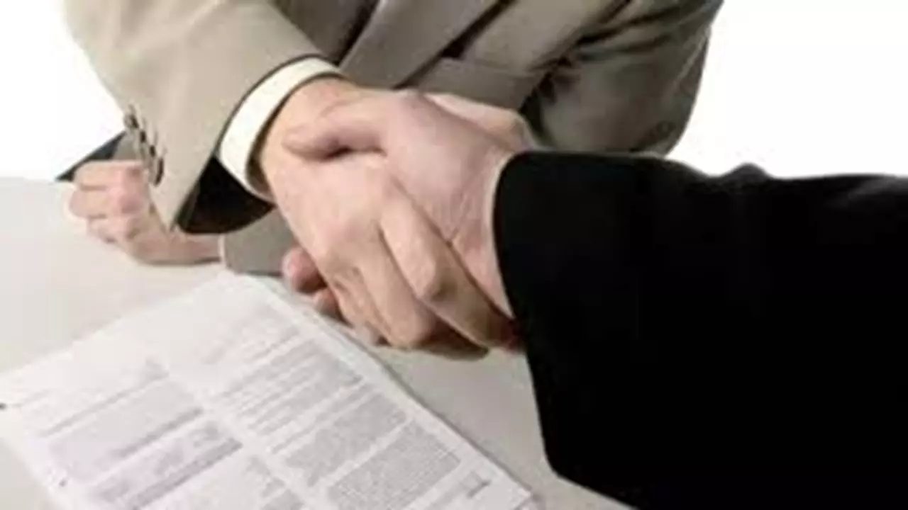 Ausência de subordinação impede vínculo empregatício entre corretor e franqueadora.