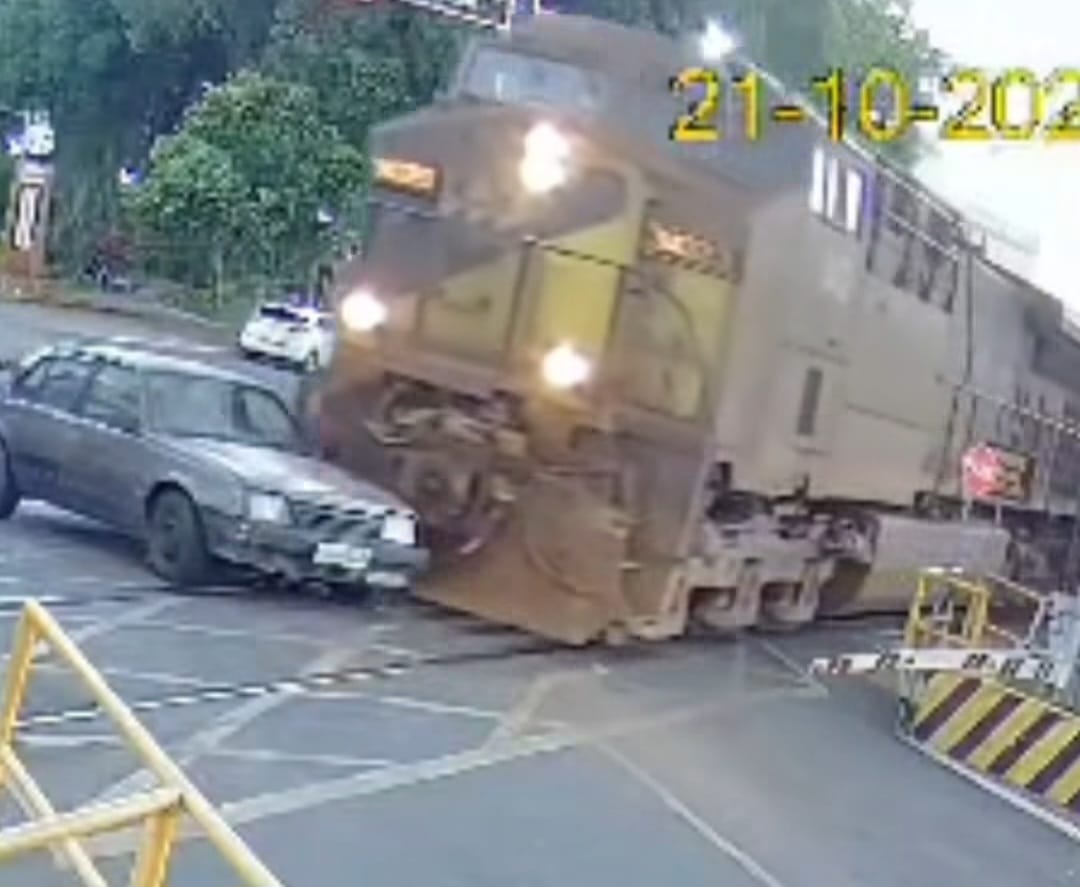 Acidente entre carro e trem deixa homem ferido em Paraíba do Sul