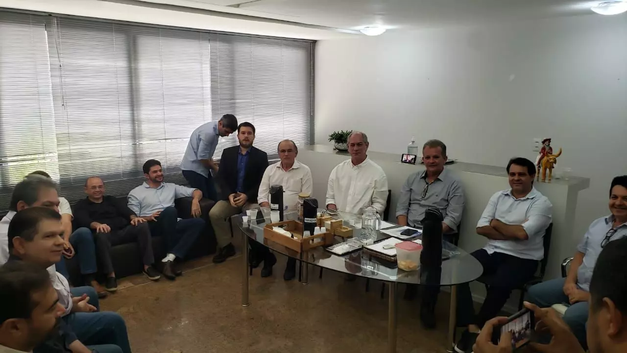 Reunião de Ciro Gomes com deputados teve murro na mesa, choro e pedidos para que Cid volte ao debate